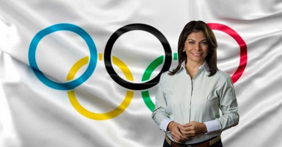 Laura chinchilla posa con la bandera del COI