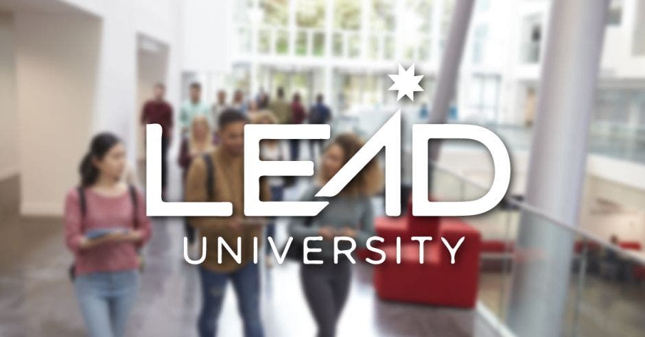 Un pasillo de una universidad y el logo de Lead