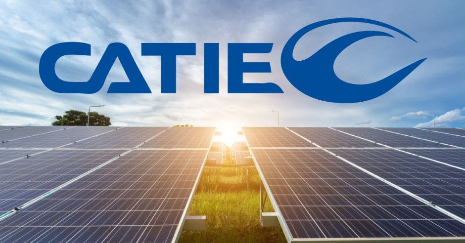 Logo del Catie sobre unos paneles solares