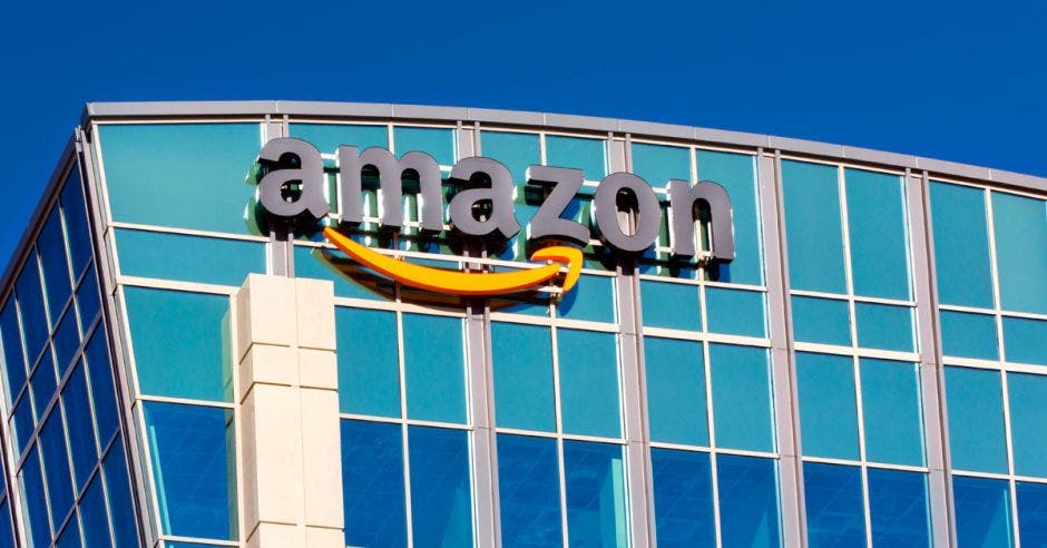Logo de Amazon en un edificio