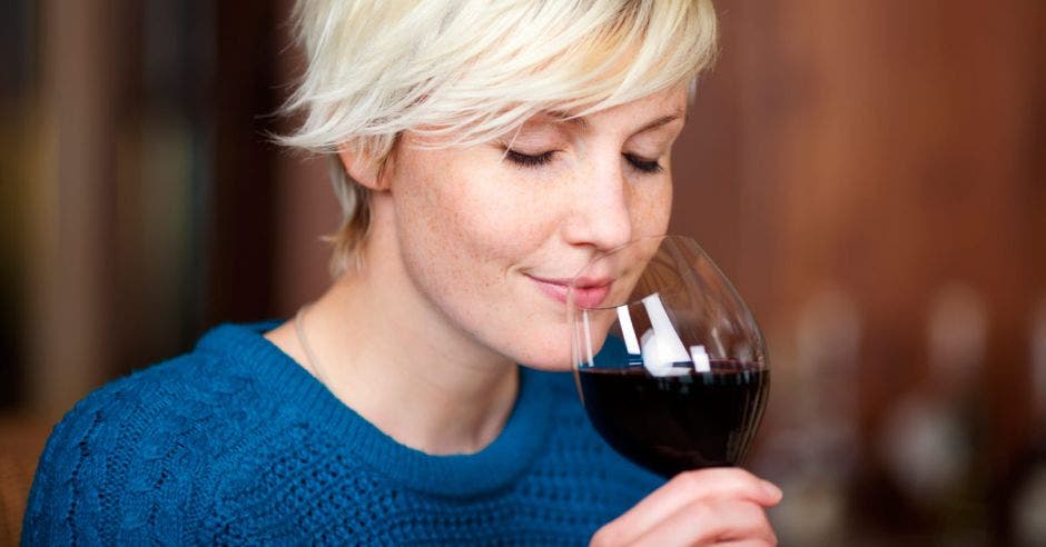 mujer tomando vino