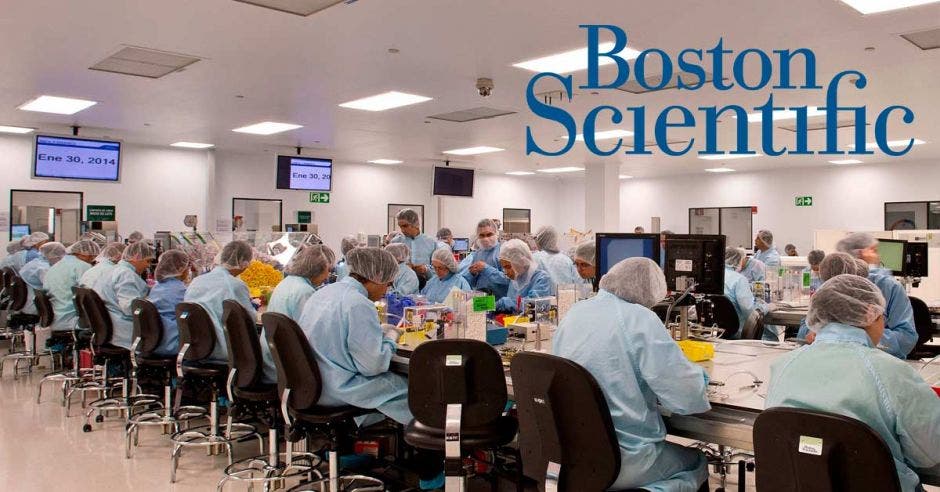 Personas trabajando en la sede de Boston Scientific