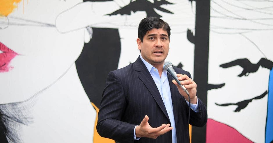 El presidente Carlos Alvarado habla frente a un grupo de periodistas