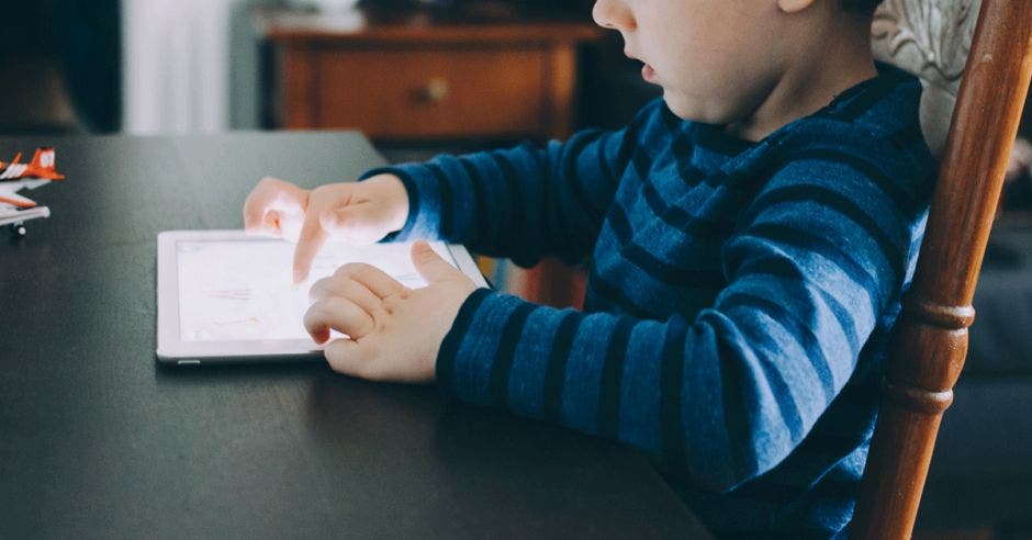 Un niño utiliza una tablet