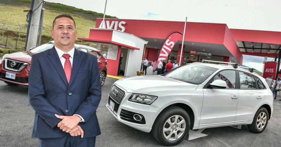 pablo bogantes gerente avis frente a un carro