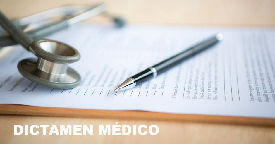 Un dictamen médico y un estetoscopio sobre el.