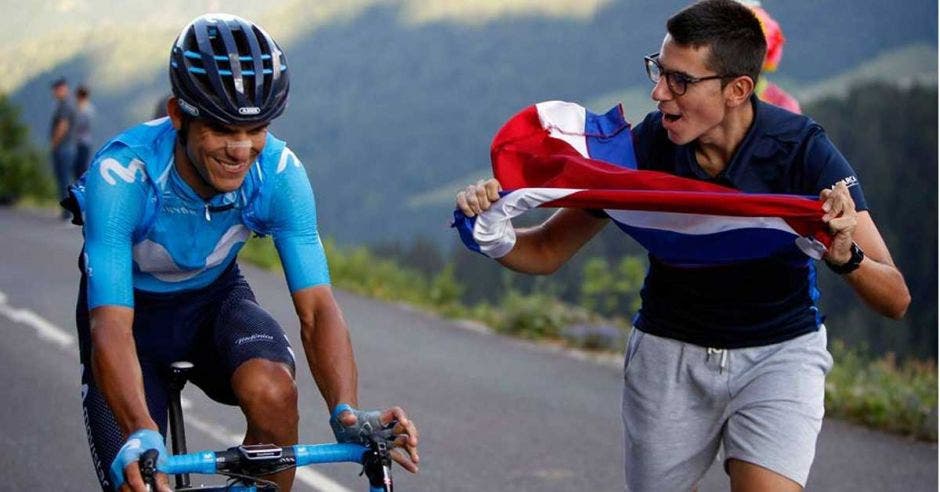 Aficionado acompaña a  Andrey Amador con bandera de costa rica