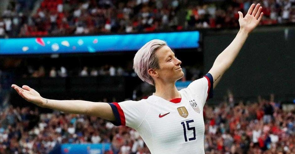 Megan Rapinoe celebra un gol