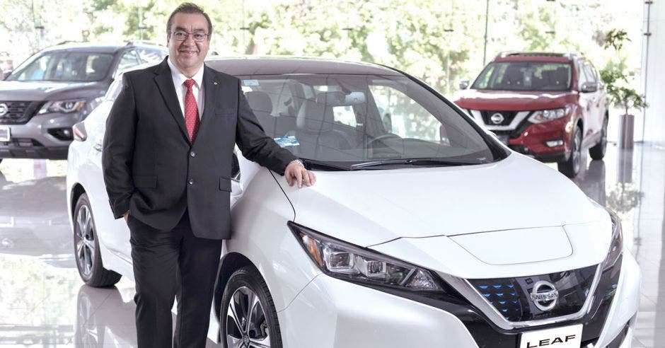 Ricardo Rodríguez junto al Nissan Leaf