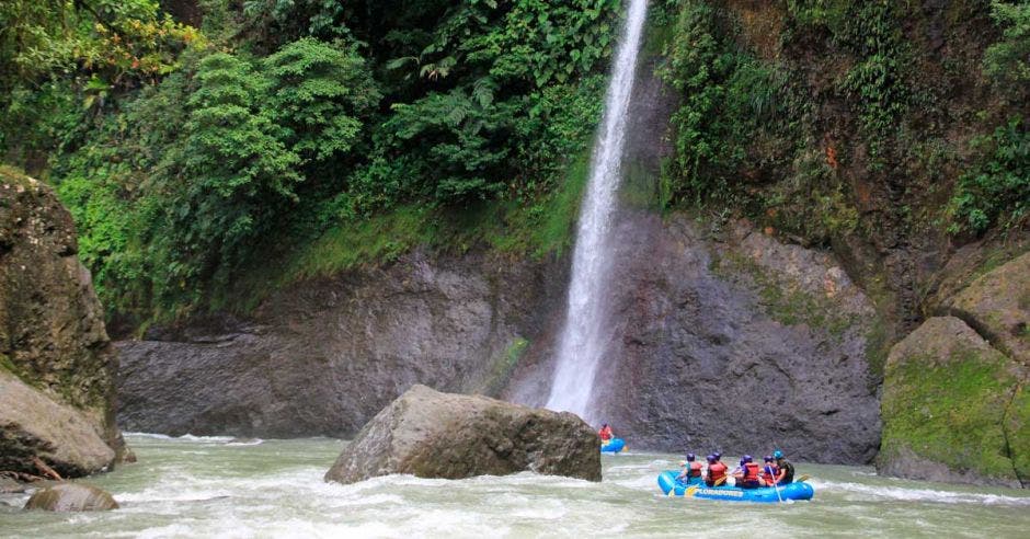 Río Pacuare, catarata y balsa