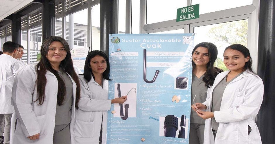 Cuatro estudiantes de Odontología de la UCR exponiendo el producto
