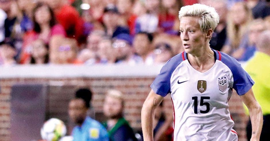 Megan Rapinoe jugando futbol