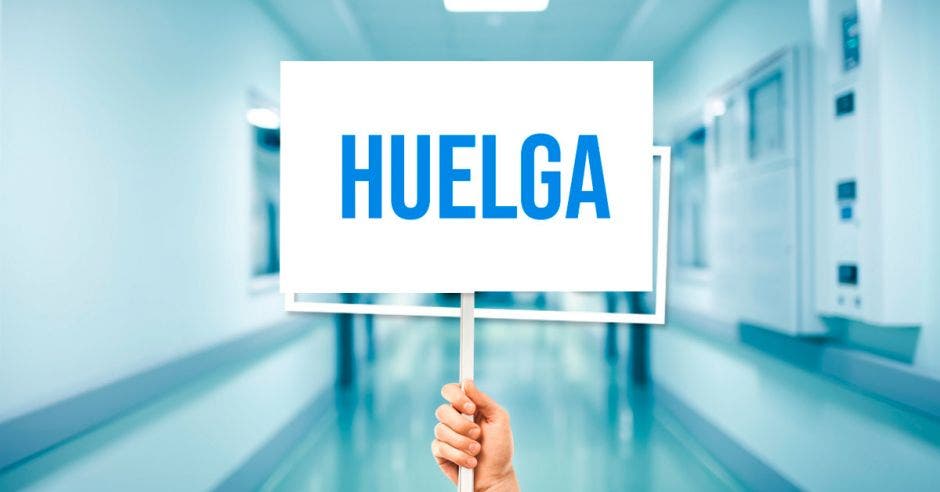 Un pasillo de un hospital y un letrero que dice huelga