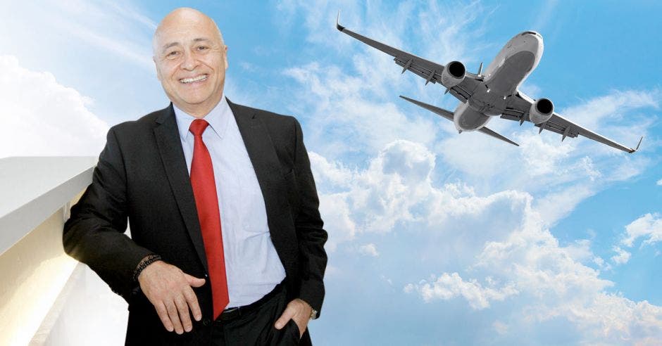 Manuel Jáquez, de fondo y avión en el cielo