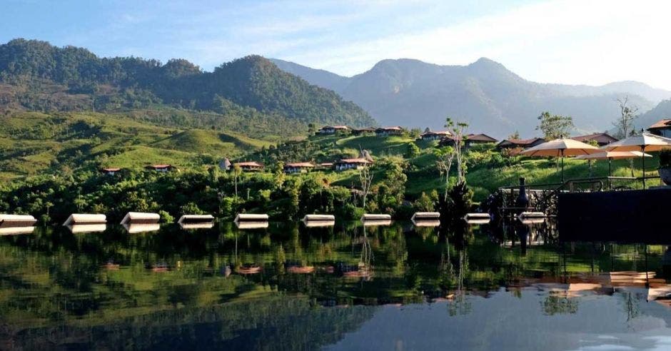 vista a la montaña desde una piscina