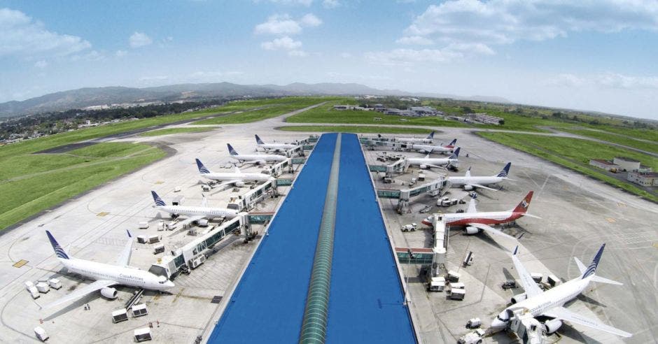 aviones blancos de Copa Airlines estacionados en el aeropuerto