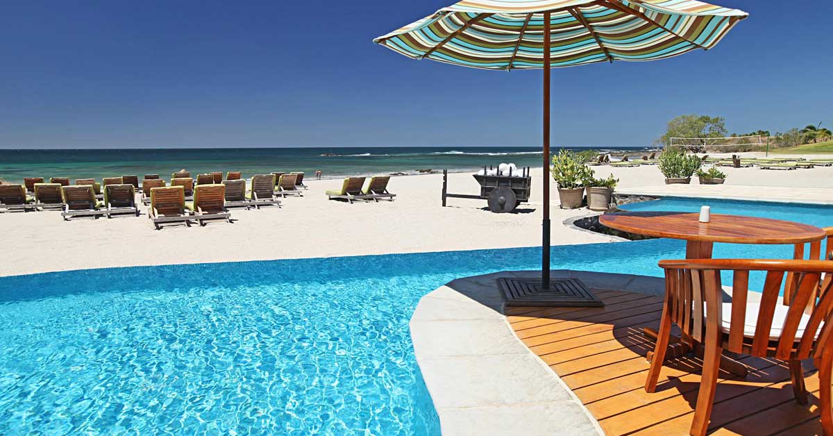 piscina y luego una playa de arena blanca