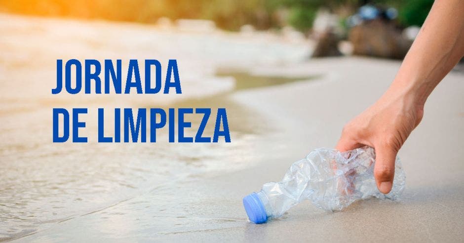 Alguien recoge una botella en la playa