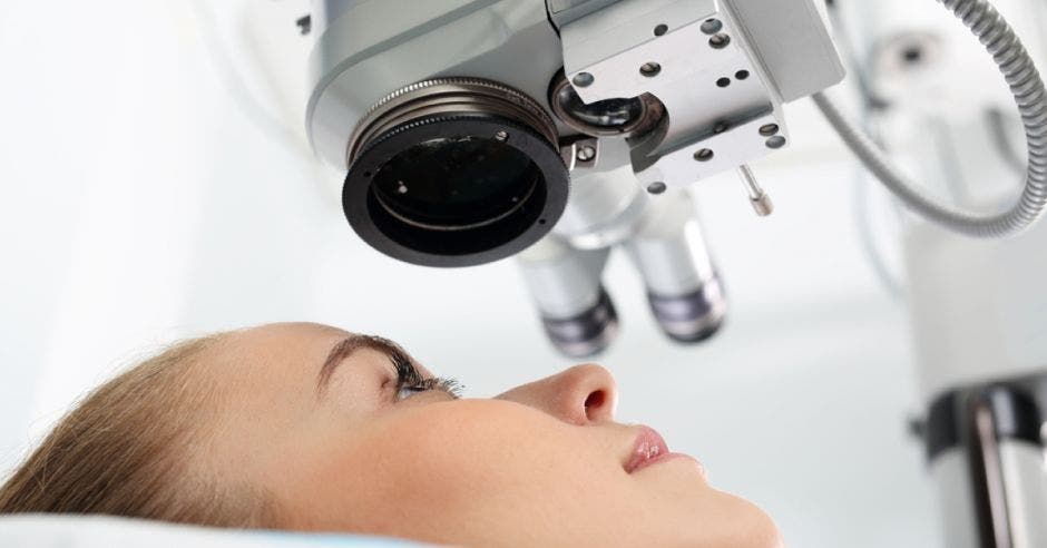 Una paciente esperando ser valorada en oftalmología