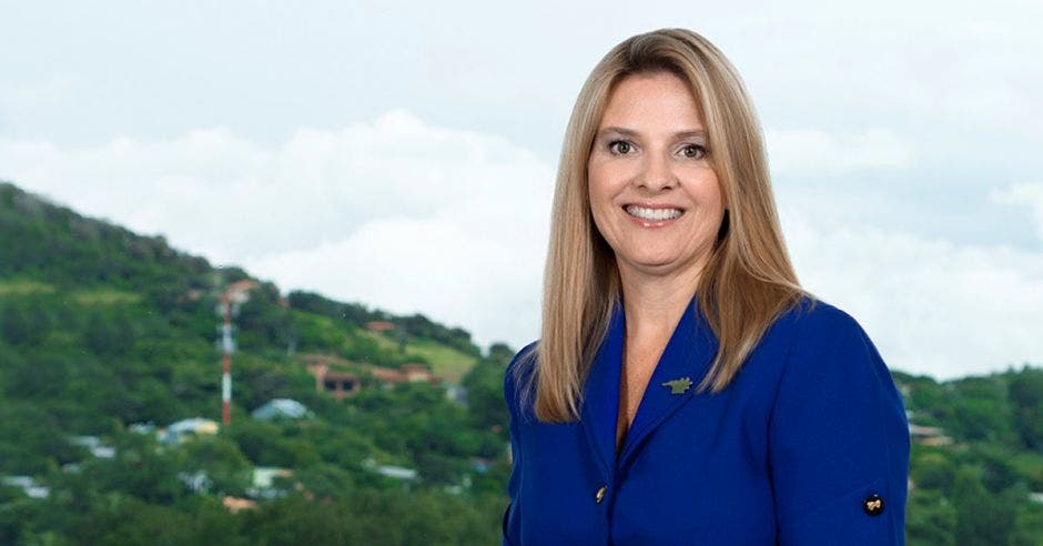 Pilar Madrigal de Cinde, vestida de azul