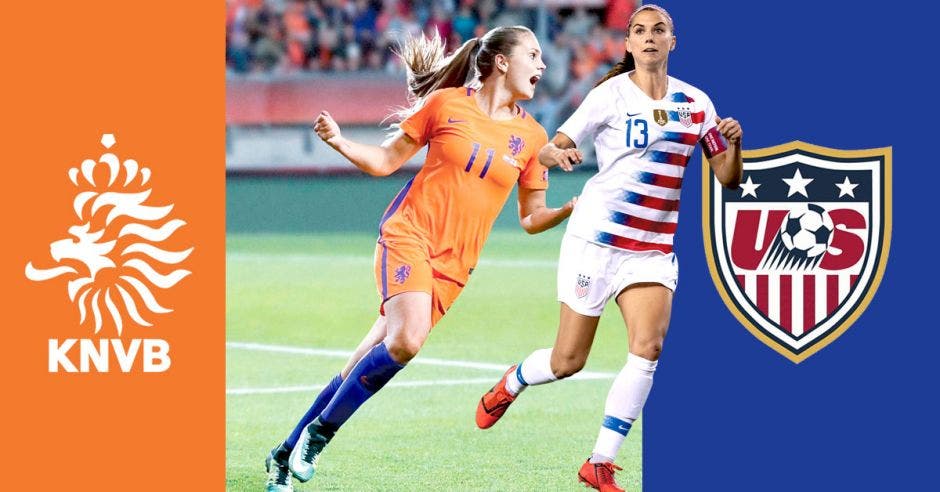 Jugadora holandesa Lieke Marter a la par de la jugadora estadounidense Alex Morgan.