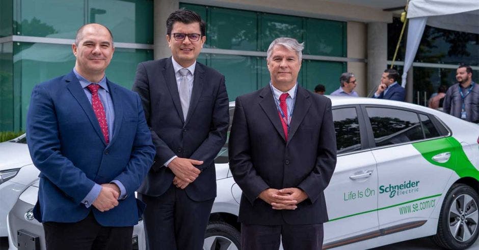 Carlos León de Garay, VP de Schneider Electric Centroamérica, Rolando Castro, Viceministro de Energía y Alan Blanco, Comisionado Presidencial de Movilidad Eléctrica junto a auto eléctrico