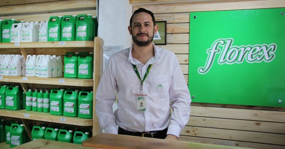 Pedro Emmanuel Alfaro, gerente comercial de Florex. en la tienda