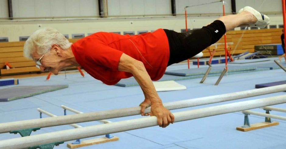 Johanna quaas haciendo gimnasia en barras paralelas