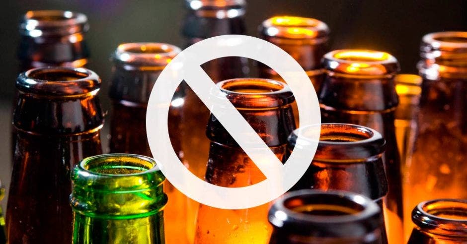 Botellas de vidrio con un símbolo de prohibido