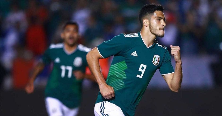 Raul Jiménez celebra con México