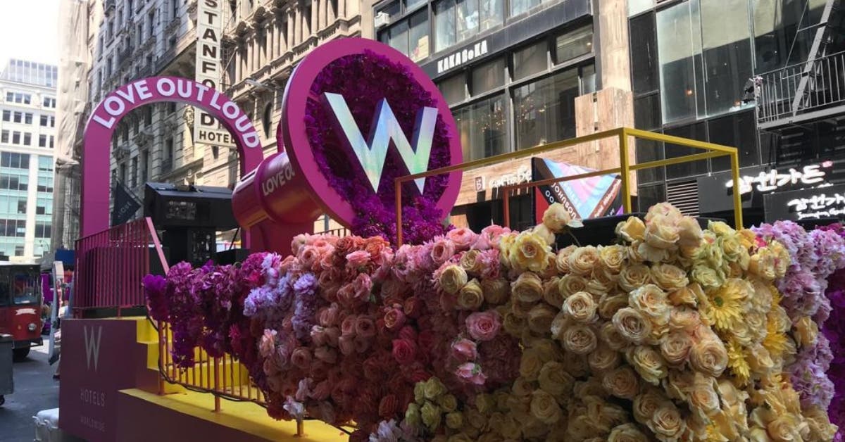 carroza con rosas de colores