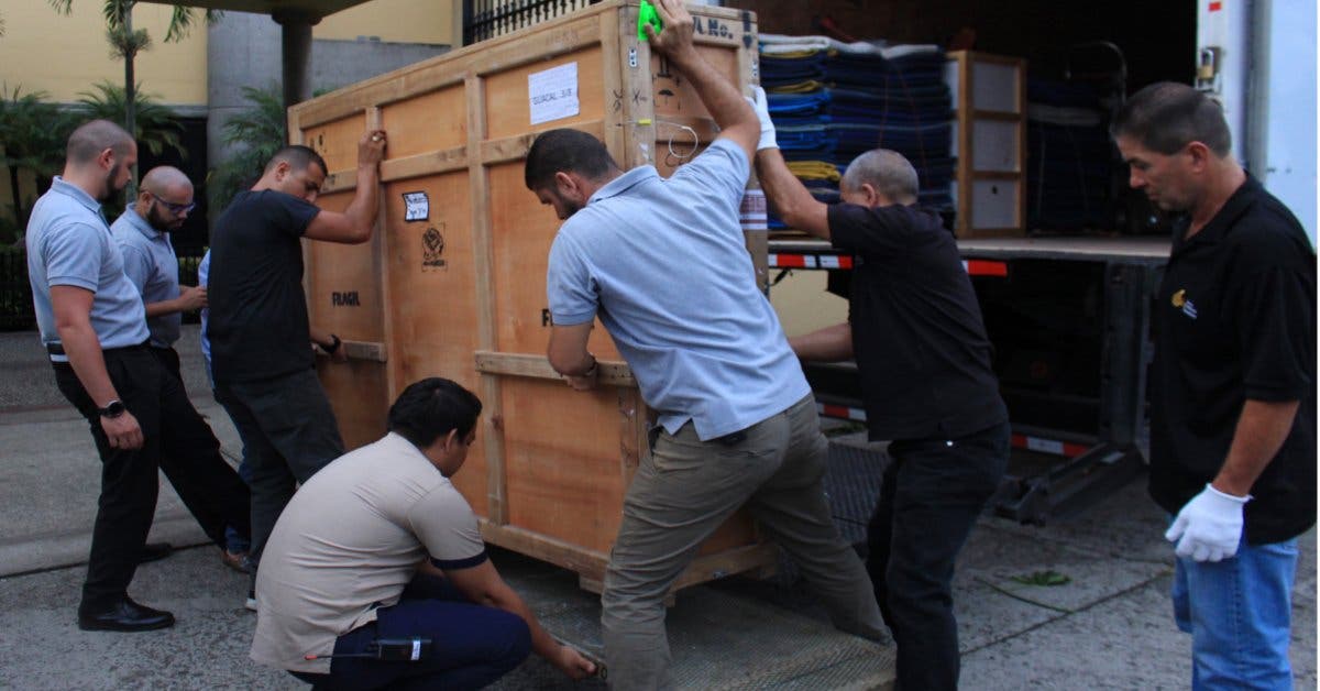 Hombres bajando cajas