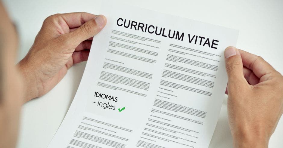 un currículum vitae con un check en inglés