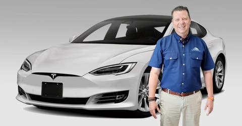 Orlando Cedeño con un Tesla Model S