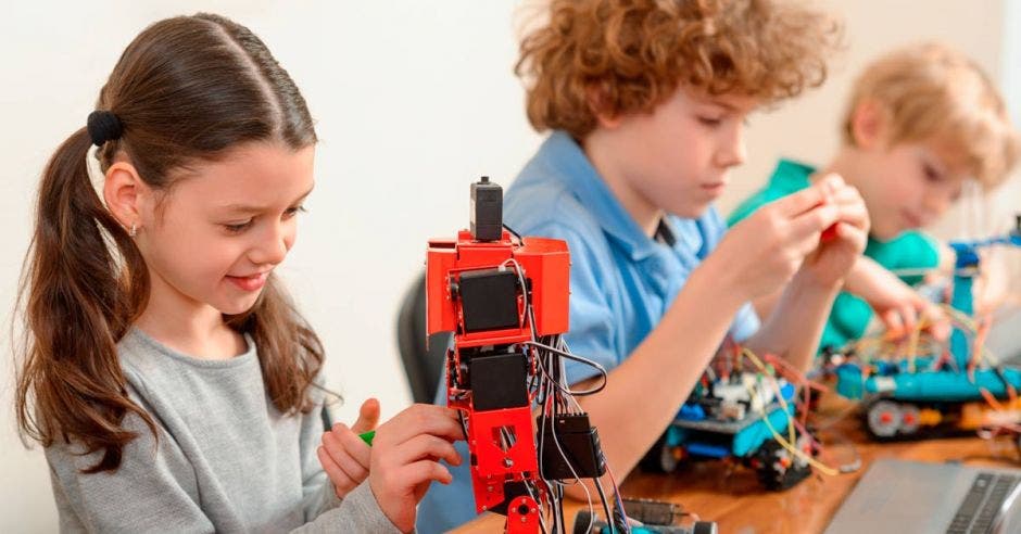 Niños utilizando robots.