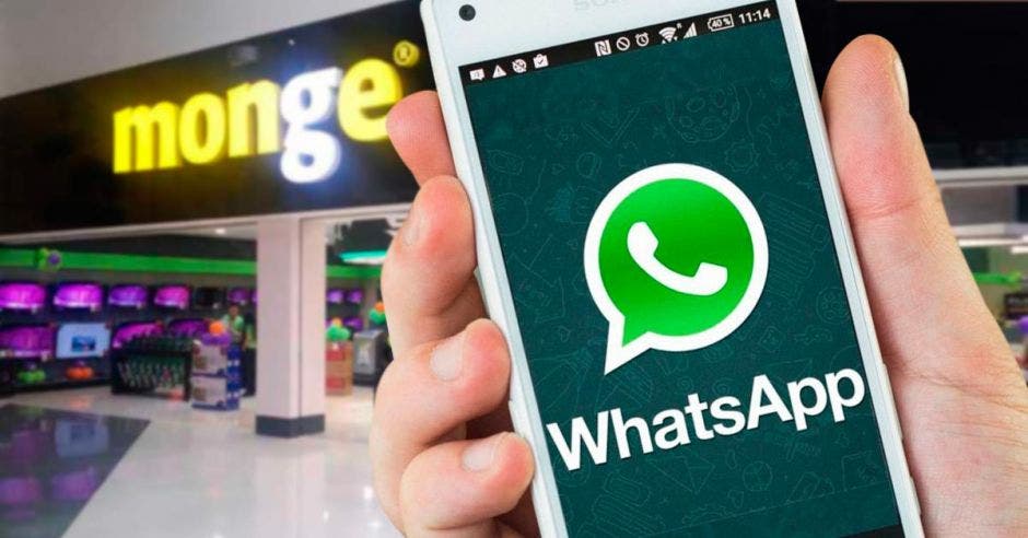 aplicación de Whatsapp en un celular, de fondo un rótulo de Monge