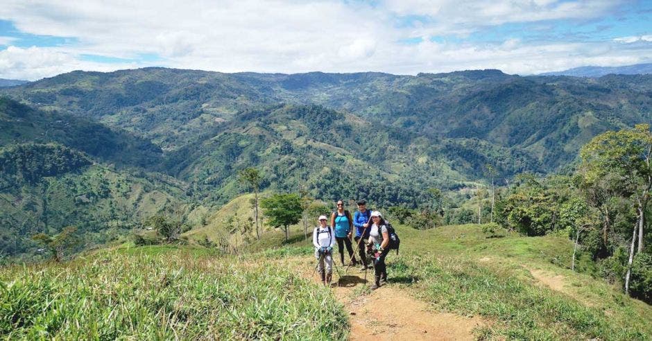 montaña y caminantes