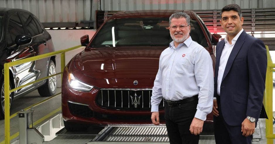 Adrián Valverde y Sebastián Pérez junto a un Maserati