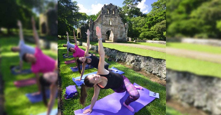 personas practicando yoga