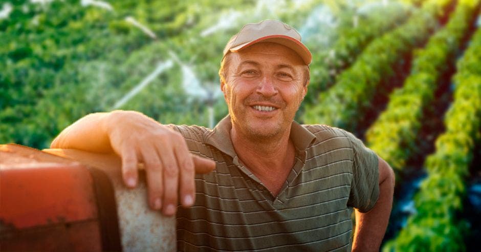 Un agricultor posa con su camión