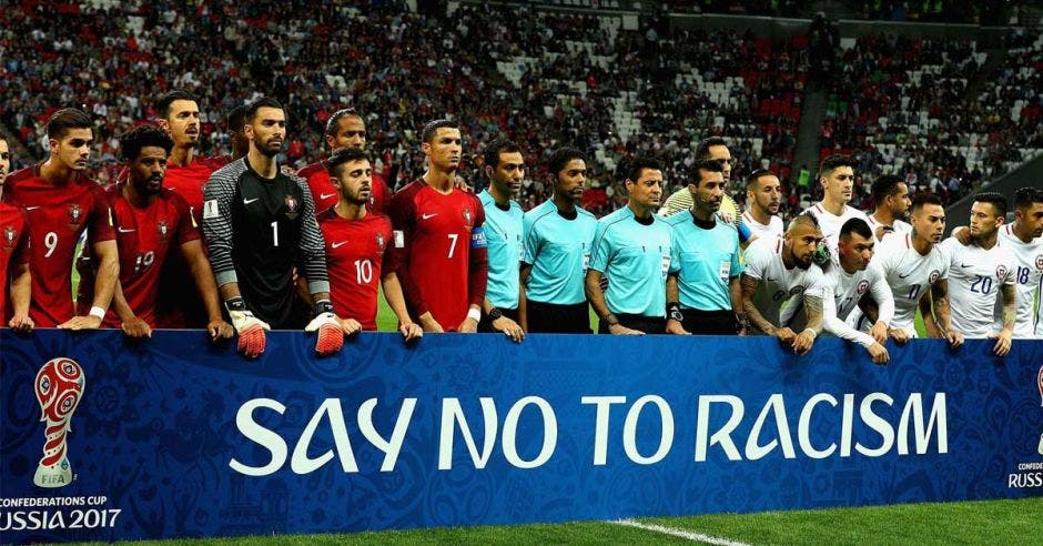 jugadores con cartel de no al racismo