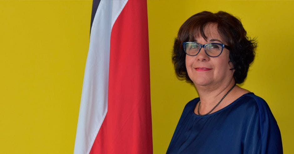 Guiselle Cruz, ministra de Educación con una bandera de Costa Rica al lado