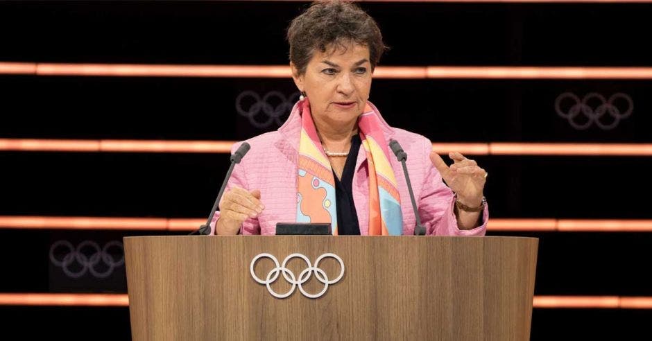 Christiana Figueres dando discurso en el COI