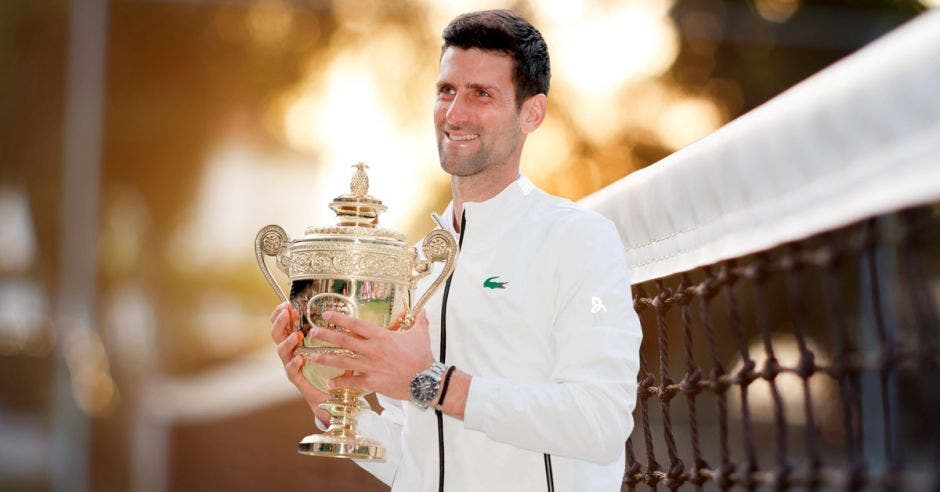 Novak Djokovic con un trofeo