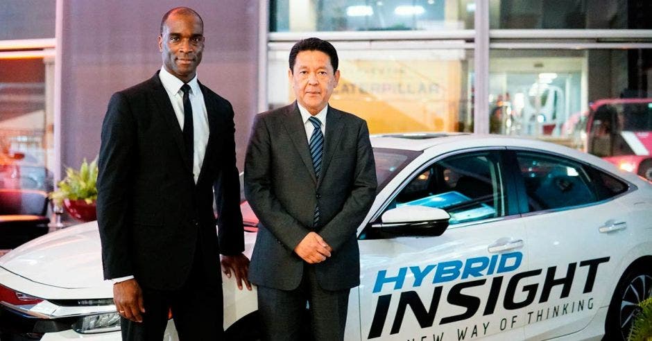 David Hendley, vice presidente Exportaciones de Honda y Shinji Aoyama, presidente y CEO de Honda con el Insight