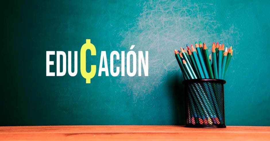 Una pizarra con la palabra Educación y un símbolo de colones, al lado unos lápices