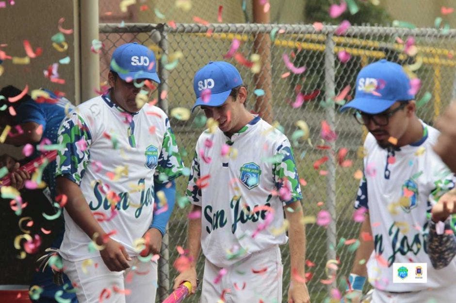 Beisbolsitas celebrando la medalla de oro