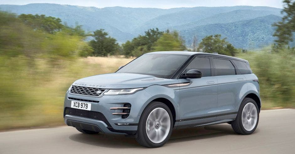 range rover evoque celeste en calle