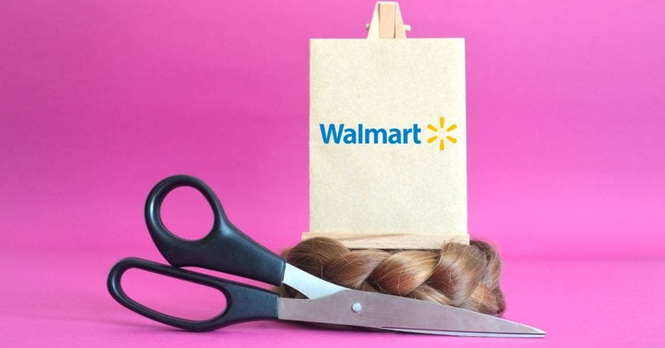 tijeras, trenza de cabello y bolsa de Walmart