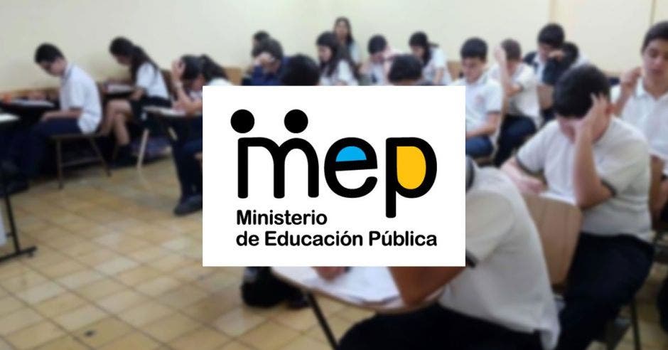 El logo del MEP y al fondo estudiantes en clases